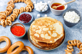 <a href="https://ru.freepik.com/free-photo/shrovetide-maslenitsa-festival-meal-russian-pancake-blini-with-raspberry-jam-honey-fresh-cream-and-red-caviar-sugar-cubes-cottage-cheese-on-light_7996975.htm#fromView=search&page=1&position=51&uuid=48285319-dce6-4b66-9f57-5785d16c35cf">Изображение от azerbaijan_stockers</a> на Freepik