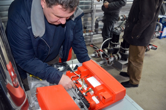 Сергей Юматов проверяет подключение котлового оборудования