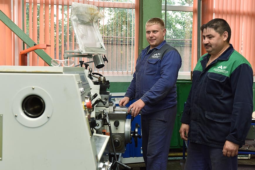 Возможности станка оценивают токари Денис Захаров и Андрей Ильичёв. Автор фото: Елена Галкина