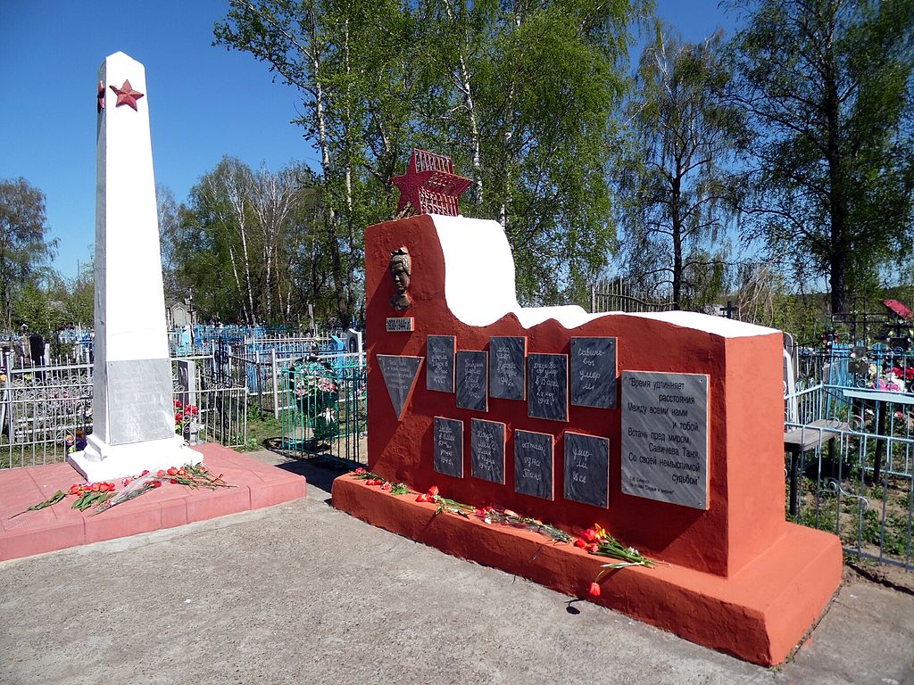 Стела и обелиск на шатковском кладбище. Фото: wikimedia.org, Башин Денис Анатольевич