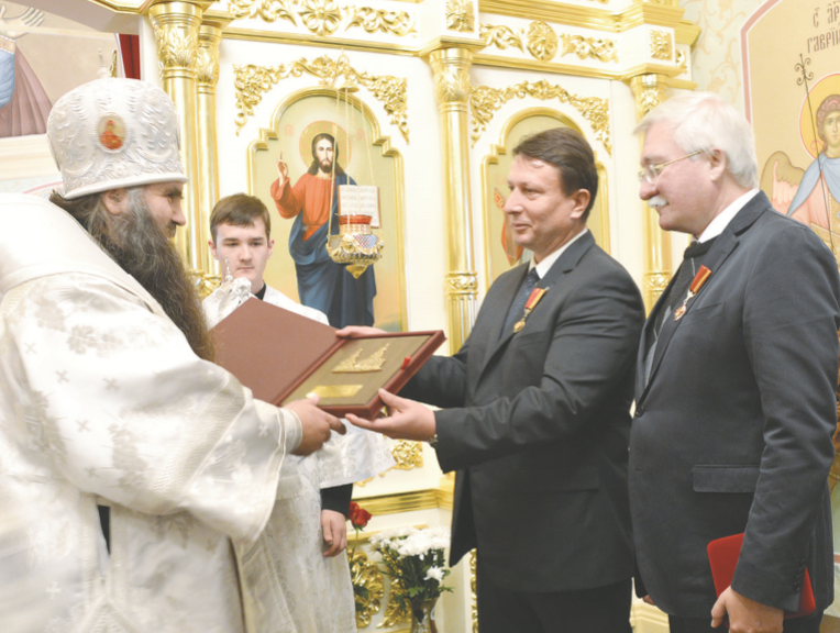 Митрополит Нижегородский и Арзамасский Георгий вручает О. Лавричеву и И. Ашурбейли ордена Русской православной церкви