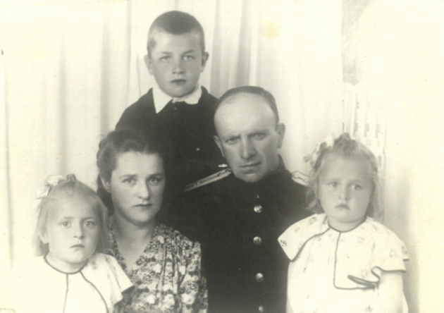 Семья Коменданских. Слева направо: Валентина, её мама Ольга Прокофьевна, отец Виктор Степанович, сестра Галя