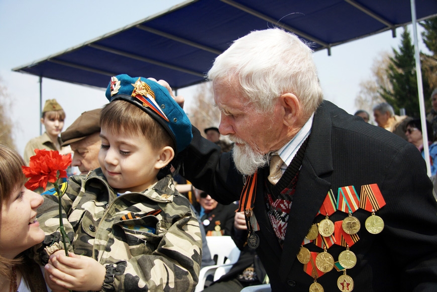 Ветеран Великой Отечественной войны с мальчиком