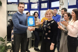 Грамоту получает Михаил Сурнин, руководитель отдела продаж ООО «ТД «СОЦИУМ»