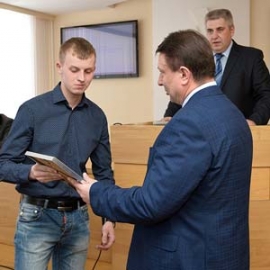 Награждение победителей состоялось на итоговом совещании. Диплом II степени инженеру-технологу цеха № 54 Игорю Самсонову вручил генеральный директор АПЗ Олег Лавричев