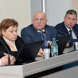 Президиум заседания межрегионального совета: заместитель министра образования Нижегородской области Владимир Шахназаров, министр образования Республики Марий Эл, председатель Межрегионального совета ПО ПФО Галина Швецова, директор АПК Сергей Ермолаев, директор по персоналу и административным вопросам АПЗ Владимир Смирнов