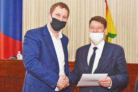 Заместитель главы администрации г. Арзамаса по экономическому развитию и туризму Александр Матвеев вручает благодарственное письмо главному инженеру – заместителю генерального директора АО «АПЗ» Александру Бобкову. Фото Елены Галкиной