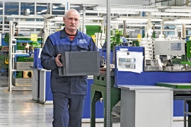 Слесарь МСР цеха №64 Михаил Тютин несёт в защитной таре корпус в БТК для первого предъявления. Фото Елены Галкиной