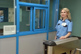 Сотрудник ЧОП «СОЦИУМ-Крепость Поволжье» Наталья Кочешкова на посту охраны цокольного этажа корпуса  №1. Автор фото: Александр Барыкин