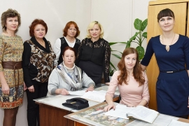 Заводские эксперты. Стоят: начальник бюро службы метрологии Татьяна Лачугина, начальник технологического бюро цеха № 68 Татьяна Сафронова, инженер по метрологии Светлана Гостева, инженер-конструктор Светлана Рогинская и инженер-технолог Екатерина Чижова. Сидят: инженер-конструктор Любовь Зайцева, инженер по метрологии Светлана Пронина