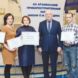 На снимке: Илья Теплов, Анна Прусакова, Диана Знатнина, технический директор АО «АПЗ» Виктор Сивов, Иван Лосяков, Артём Мартынов. Автор фото: Елена Галкина