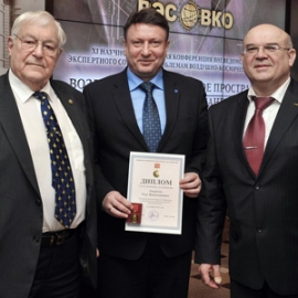 Президент Академии инженерных наук имени А. М. Прохорова Юрий Гуляев (слева), генеральный директор АО «АПЗ» Олег Лавричев (в центре), исполнительный директор Некоммерческого партнёрства «ВЭС ВКО» Игорь Косяк (справа)