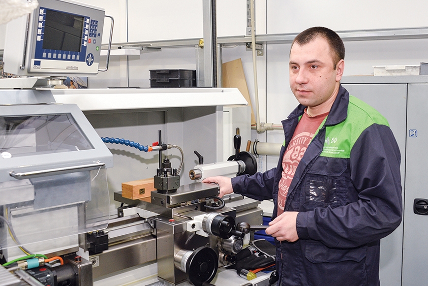 Возможности нового оборудования оценивает токарь цеха Николай Абрамов. Фото Александра Барыкина