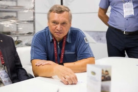Директор ООО «АПКБ» Владимир Евсеев во время переговоров на Военно-техническом форуме «Армия – 2018». Автор фото: А. Омельянчук
