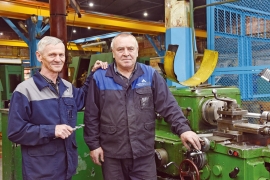 Токари Игорь Дмитриев и Николай Зименков. Фото Елены Галкиной