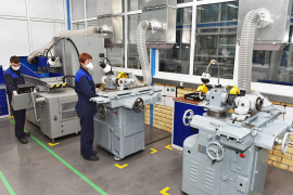 За работой на обновлённом участке шлифовщик Василий Седымов и заточник Наталья Болотова. Фото Елены Галкиной