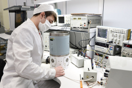 Регулировщик РЭАиП цеха №41 Антон Моторин ведёт регулировку БРП-18