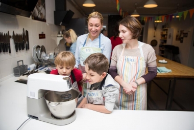 Повар Just cook Антон, Ксения Попова, начальник управления по работе с персоналом АО «СОЦИУМ-А», и Елена Савицкая, начальник отдела развития ООО «СОЦИУМ-СООРУЖЕНИЕ»