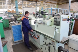 На новом станке работает шлифовщик Максим Кузнецов. Фото Александра Барыкина