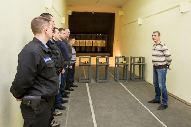 Инструктаж перед стрельбой проводит начальник отдела охраны Геннадий Сергеев