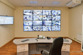 Комната видеонаблюдения службы безопасности. Фото Александра Барыкина