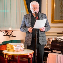 Награды вручает Игорь Ашурбейли