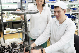 Наставник слесарь-сборщик авиационных приборов цеха № 49 Мария Селёдкина со своим учеником Ильёй Сюндюковым. Фото Александра Барыкина