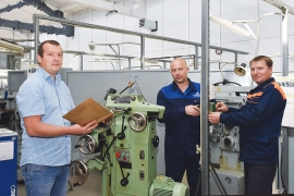 Мастер участка Вячеслав Акишин, электромонтёры Андрей Изосимов и Евгений Ванин проводят установку электрического блока