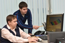 За освоением нового программного продукта начальник КБ компьютерного проектирования ОГК СП Алексей Ушаков и инженер-конструктор этого КБ Павел Юдин. Автор фото: Елена Галкина
