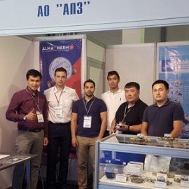 Начальник отдела маркетинга Михаил Сурнин и замдиректора по производству и продажам гражданской продукции Александр Плотичкин (второй и третий слева) у выставочного стенда АО «АПЗ» с сотрудниками ТОО «Алматерм» – официального представителя нашего предприятия в Казахстане. Фото из архива участников выставки