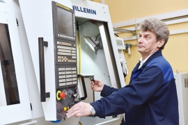 Диагностику станка в цехе №53 проводит инженер-электроник Алексей Перепелов