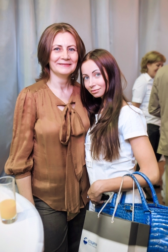 Сотрудники Фонда «Линия Жизни» - помогают жителям района и не только - Таисия Анохина  (справа), Ольга Анохина