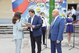 Олег Лавричев и Сергей Ермолаев вручают сертификаты персональной стипендии имени Павла Ивановича Пландина