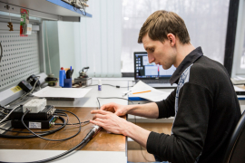 Инженер Михаил Титов измеряет параметры пьезоэлементов на участке измерений АО «НИИ «ЭЛПА»