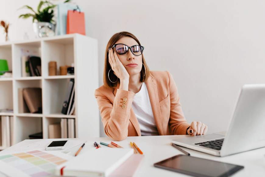 <a href="https://ru.freepik.com/free-photo/tired-worker-wearing-glasses-falling-asleep-in-workplace-snapportrait-of-lady-in-jacket-in-white-office_11932591.htm#query=%D1%83%D1%81%D1%82%D0%B0%D0%BB%D0%BE%D1%81%D1%82%D1%8C&position=0&from_view=search&track=country_rows_v1&uuid=5af3f763-b7d9-4999-b126-68f110956df6">Изображение от lookstudio</a> на Freepik