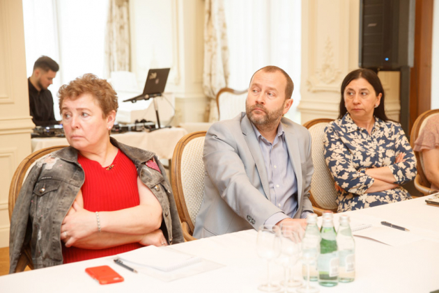 Светлана Хименко, Андрей Капустин и Светлана Хохлова на VI годовой конференции руководящего состава холдинга «Социум». Июнь 2020 года