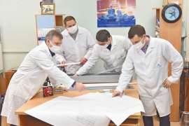 И.о. главного конструктора Сергей Белов, начальник КБ-1 Борис Просвирнин, инженер-электроник Владимир Ильин и главный конструктор производства №2 Максим Царьков разработали конструкторскую документацию на рециркулятор