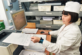 Распределитель работ ПРБ цеха №42 Марина Сорокина формирует технологические паспорта на изделия. Фото Елены Галкиной