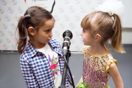 На занятии вокалом в Продюсерском центре «Юный Артист». Фото Александра Омельянчука