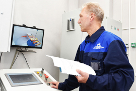 Эектромеханик цеха №44 Алексей Поляков вводит данные в систему управления центрифуги для проведения испытаний. Фото Елены Галкиной
