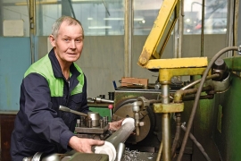 Александр Мартынов, слесарь-инструментальщик цеха №50. Автор фото: Елена Галкина