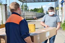 Отгрузка рециркуляторов на АПЗ идёт ежедневно. В первую очередь приборы отправляются в больницы, школы и детские сады. Фото Александра Барыкина