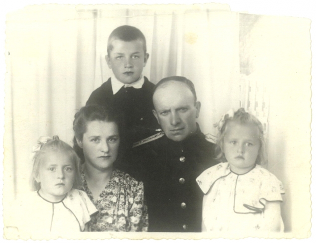 Семья Коменданских. Слева направо: Валентина, её мама Ольга Прокофьевна, отец Виктор Степанович, сестра Галя