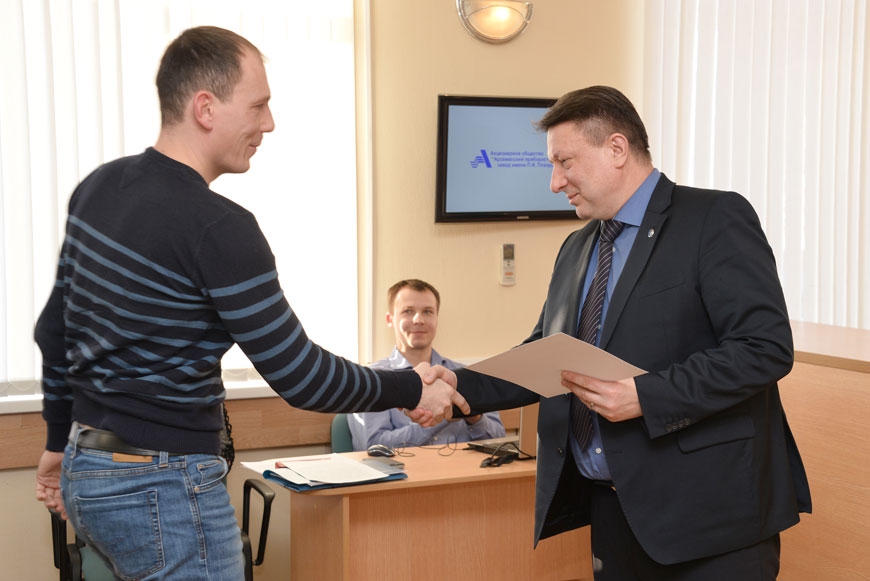 Вручение сертификата Юрию Шульмину.Фото из архива пресс-службы АПЗ