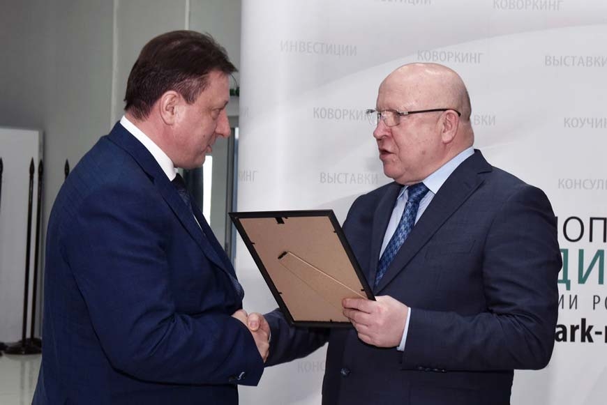 Генеральный директор АО «АПЗ» Олег Лавричев и губернатор Нижегородской области Валерий Шанцев