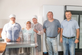 На новом производстве «СОЦИУМ-Поселений», в цехе переработки. Сотрудницы цеха Татьяна Обрывина, Надежда Разакова, Лариса Кузовкова, начальник производства Роман Парфёнов и генеральный директор «Поселений» Денис Шмелёв