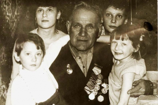 Ветеран с внуками. Дмитрий Захаров - второй справа