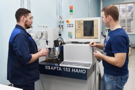 Пуско-наладочные работы проводят электроэрозионист Денис Королёв и представитель ООО «НПК «Дельта-Тест» Дмитрий Поляков