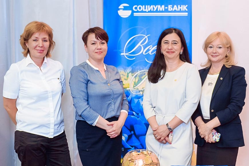 Светлана Хохлова, председатель правления ООО «СОЦИУМ-БАНК» (вторая справа) и сотрудницы «Социум-банка» на первом в России «Дне арендатора» в 2016 году
