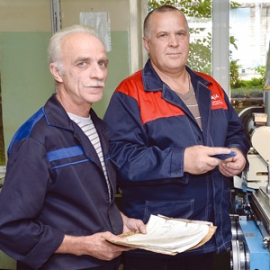 Токарь Павел Юдин и шлифовщик Владимир Власов. Фото: Александр Барыкин